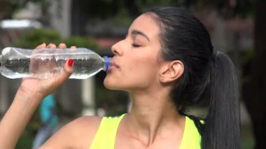 Susuz genç kadın içme suyu