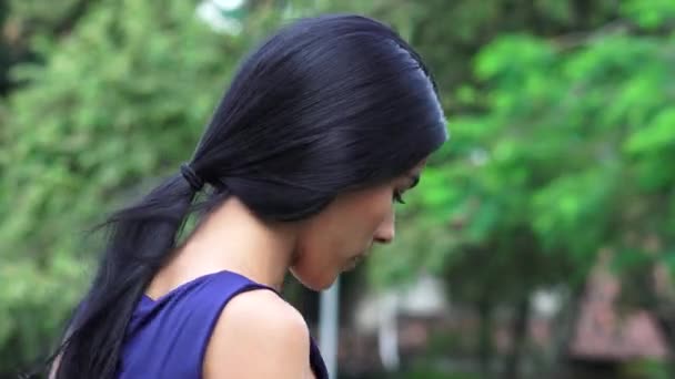 Девушка с длинными волосами — стоковое видео