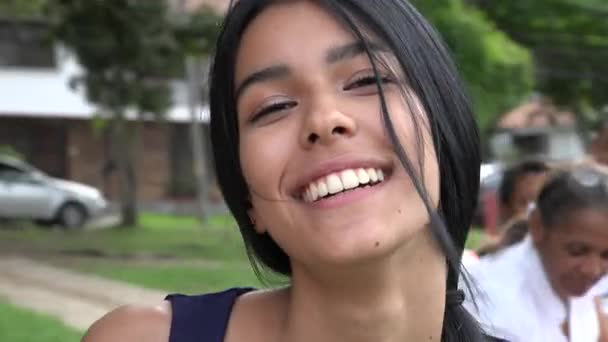 Menina adolescente se divertindo no parque infantil — Vídeo de Stock