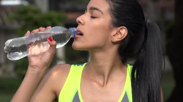 Fit Teen Girl Boire de l'eau le jour d'été chaud — Video