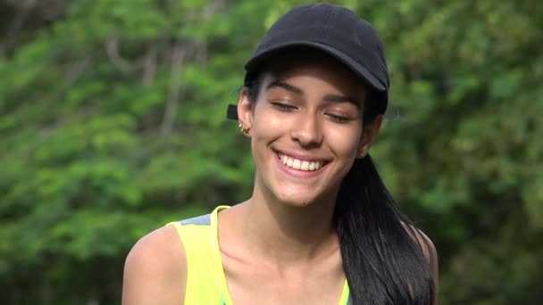 Linda sonrisa feliz adolescente chica usando gorra de béisbol — Vídeo de stock
