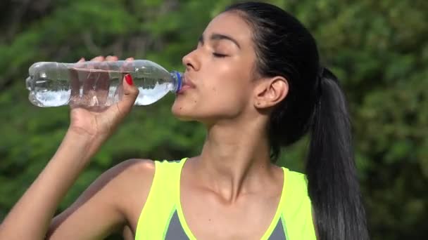 Fittes Mädchen trinkt Mineralwasser — Stockvideo