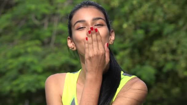Flerte adolescente menina soprando um beijo e piscando — Vídeo de Stock