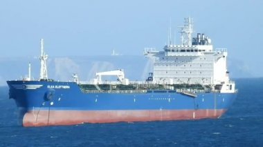 Okyanusta kargo gemisi