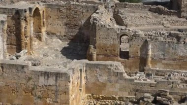 Antik duvarlar ve arkeolojik kalıntılar