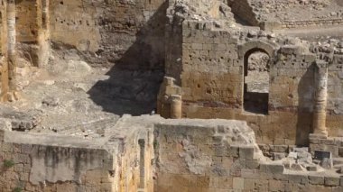 Antik duvarlar ve arkeolojik kalıntılar