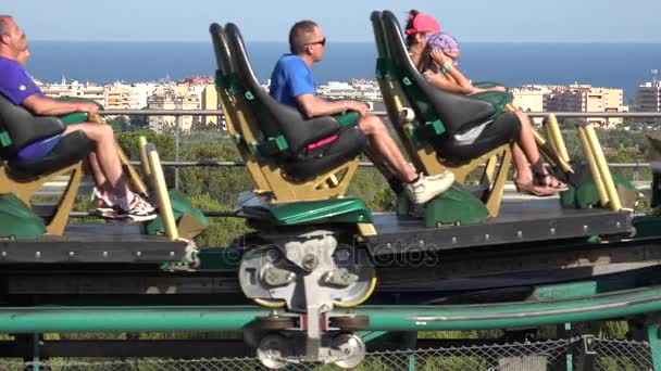 Roller Coaster Üzerinde Biniciler — Stok video