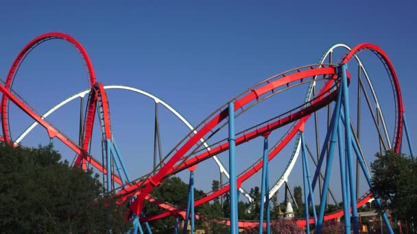 Parque de atracciones Montañas rusas — Vídeo de stock