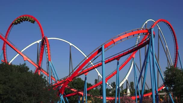 Roller Coaster en acier au parc d'attractions — Video