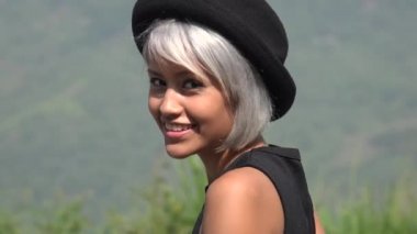 gülümseyen genç kadın dans