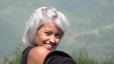 Göz kırpıyor ve seksi kız