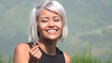 Eğlenceli mutlu genç kadın dans
