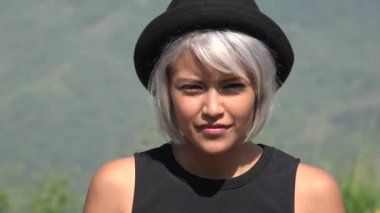 Sürpriz ve heyecanlı bir kadın