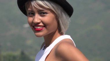 Çok güzel seksi mutlu genç Asyalı kadın