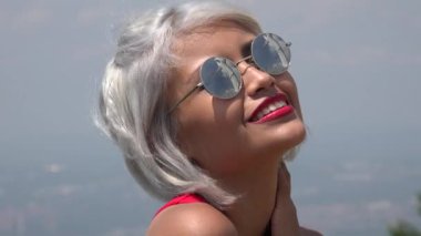 Kadın turist dini heykele arıyorsunuz