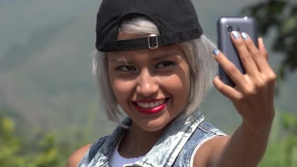 Belle jeune femme prenant Selfy — Video