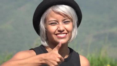 başparmak veren heyecanlı kadın