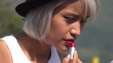 Kırmızı ruj süren kadın.