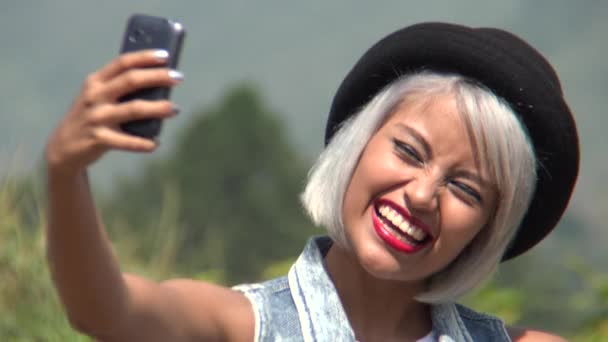 Jonge vrouw poseren voor Selfies — Stockvideo