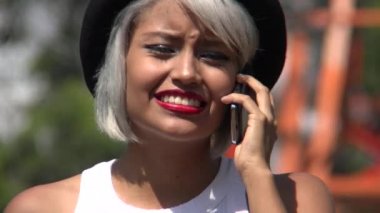 Mutlu insanların cep telefonlarında