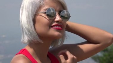 İsa heykeli arayan turist kadın