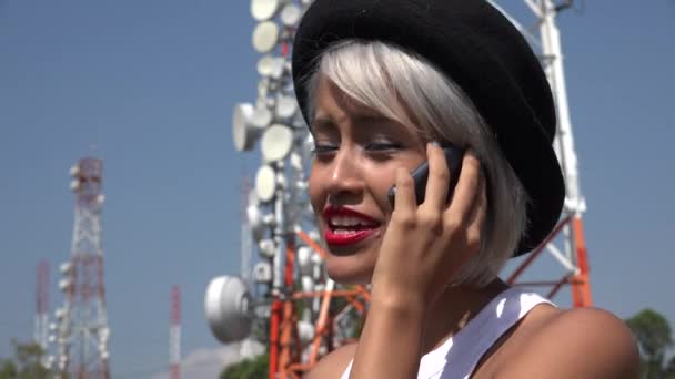 Mujer feliz hablando por teléfono celular — Vídeo de stock