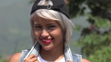 Sevimli sevimli seksi genç kadın göz kırpıyor