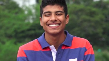 İspanyol genç çocuk gülüyor