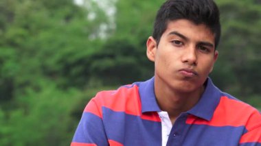 Genç çocuk merak veya karışık düşünme