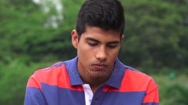 Üzgün üzgün ve yalnız genç çocuk