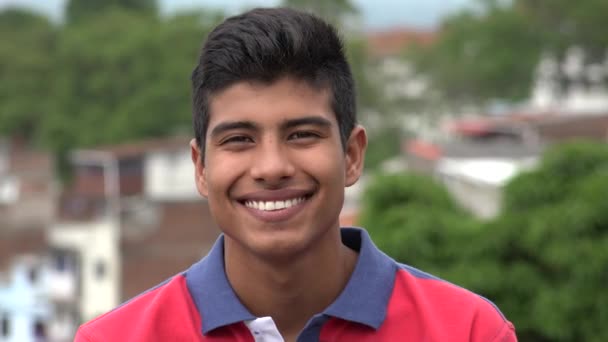 微笑的青少年西班牙裔男孩 — 图库视频影像