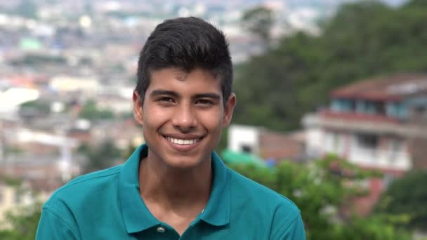 Sorridente adolescente ispanico ragazzo — Video Stock