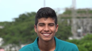 Güzel beyaz dişler ile kendine güvenen genç Boy gülümseyerek