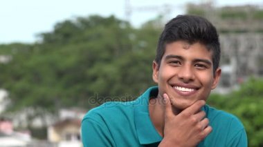 Emin mutlu gülümseyen genç İspanyol çocuk