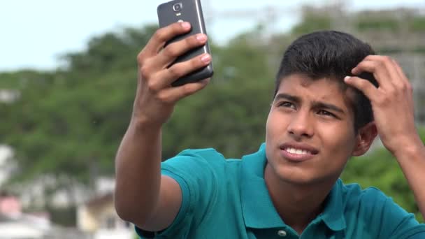 Selfy 고 웃는 좋은 찾고 십 대 소년 — 비디오