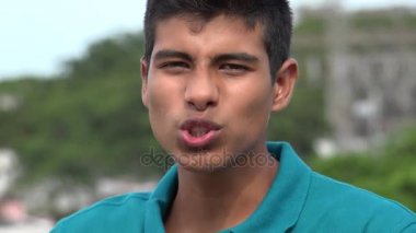 Heyecanlı ya da kızgın genç çocuk konuşuyor