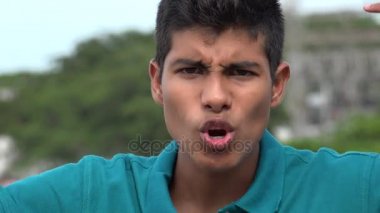 Konuşurken rahatsız ya da kızgın genç çocuk