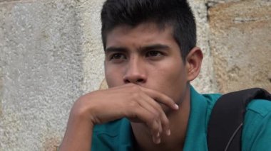 Mutsuz ve üzgün erkek İspanyol Teen