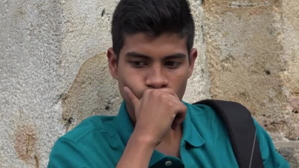 Συγχέεται έφηβος αρσενικό φοιτητής — Αρχείο Βίντεο