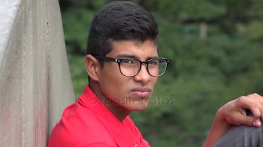 Üzgün heyecansız genç çocuk gözlük