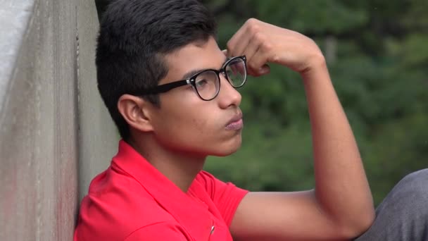 Intelligente tiener latino jongen denken — Stockvideo