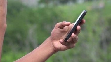 Bir akıllı telefon mesaj attığın için kullanarak ve Internet tarama insanlar