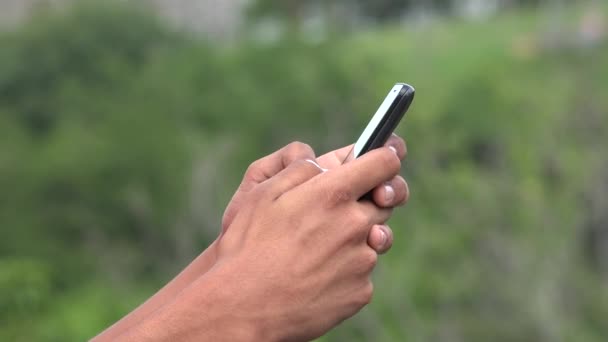 Persona sosteniendo el teléfono celular y mensajes de texto — Vídeo de stock