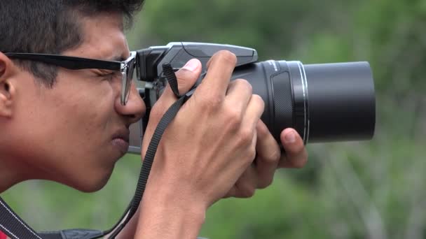 Adolescente niño aprendiendo a usar cámara digital — Vídeo de stock