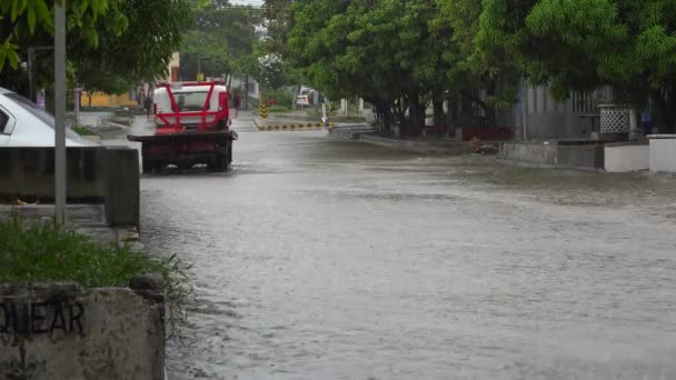 Camion Remorquage Voitures Sur Rue Inondée — Video