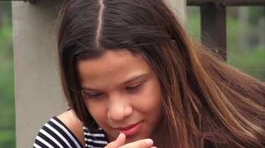 Üzgün veya depresif genç kız