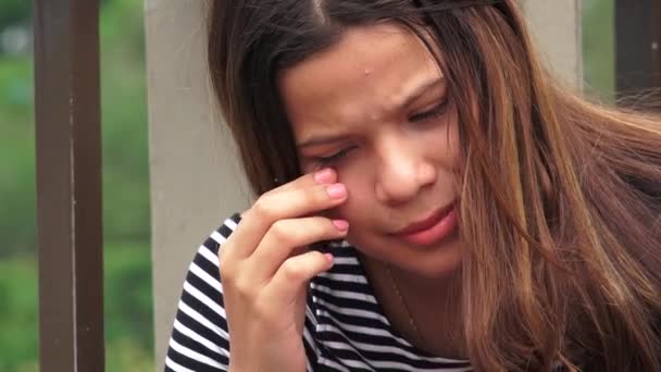 Coração partido ou sem esperança adolescente menina — Vídeo de Stock