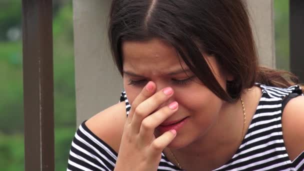 Жертвы насилия или девочки-подростки плачут — стоковое видео