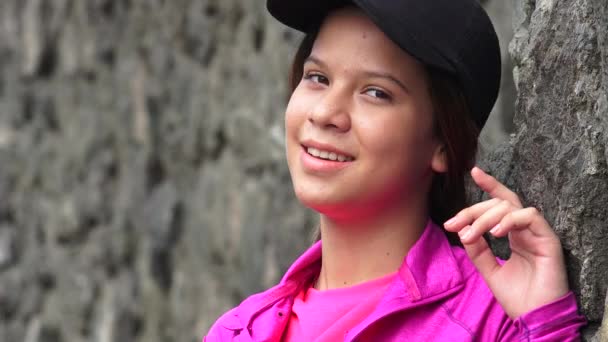 漂亮微笑着十几岁的女孩 — 图库视频影像
