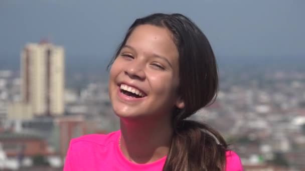 Nevetés vagy tini lány nevetve — Stock videók
